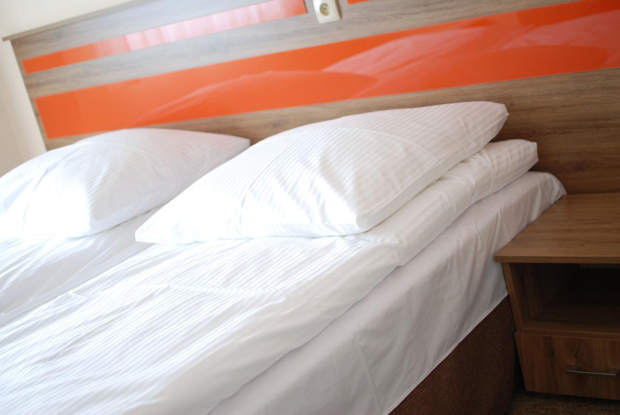 Hotel - Restauracja "Sloneczna" Jarocin Ngoại thất bức ảnh