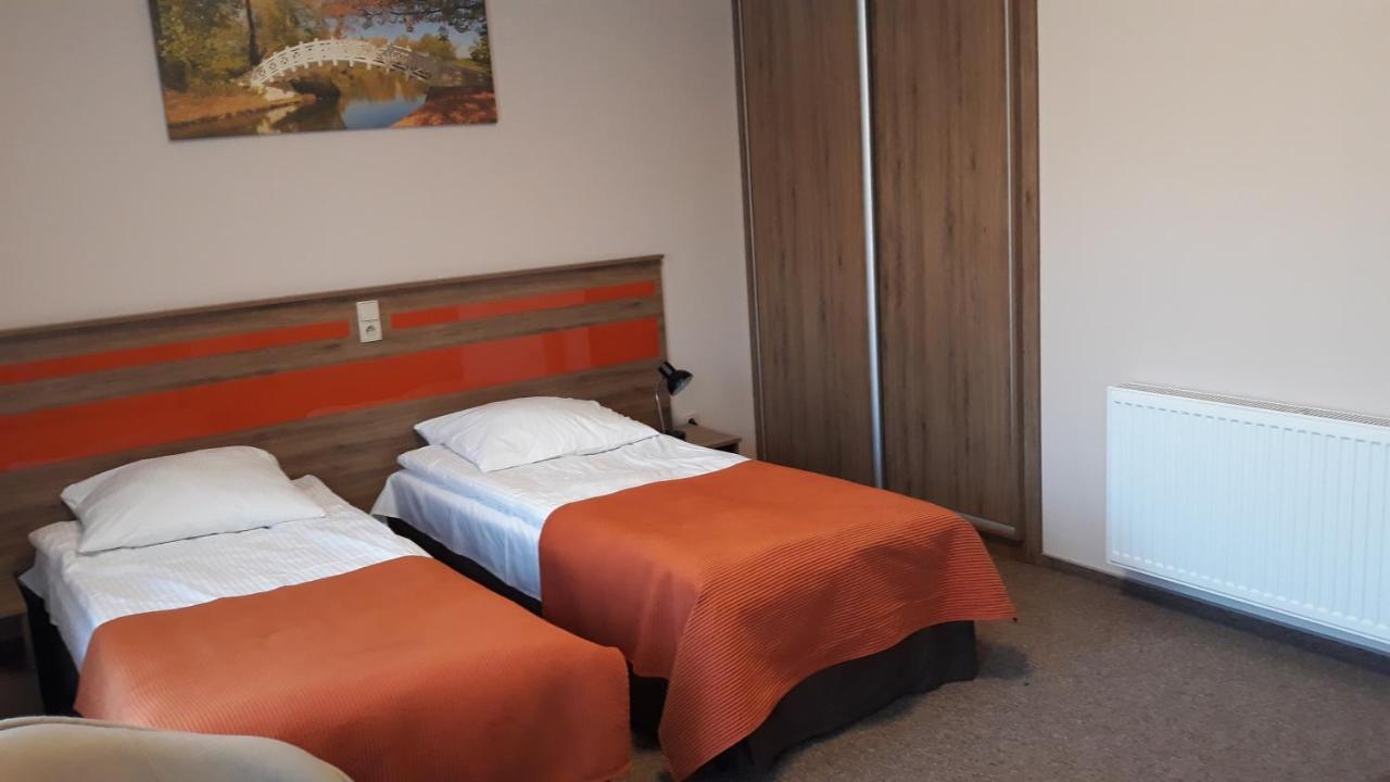 Hotel - Restauracja "Sloneczna" Jarocin Ngoại thất bức ảnh