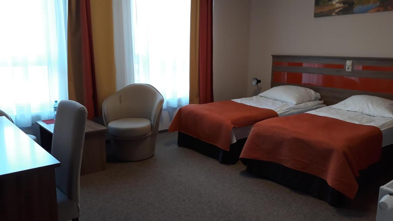 Hotel - Restauracja "Sloneczna" Jarocin Ngoại thất bức ảnh